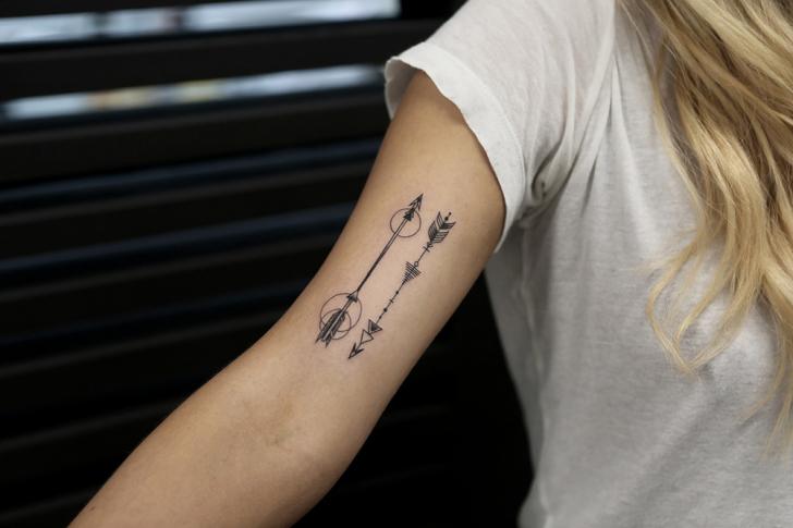 Tatuaggio Braccio Freccia di Bang Bang