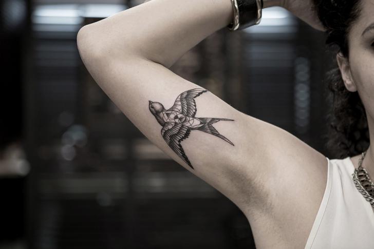 Tatuaje Brazo Pájaro por Bang Bang