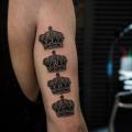 tatuaje Brazo Corona por Bang Bang