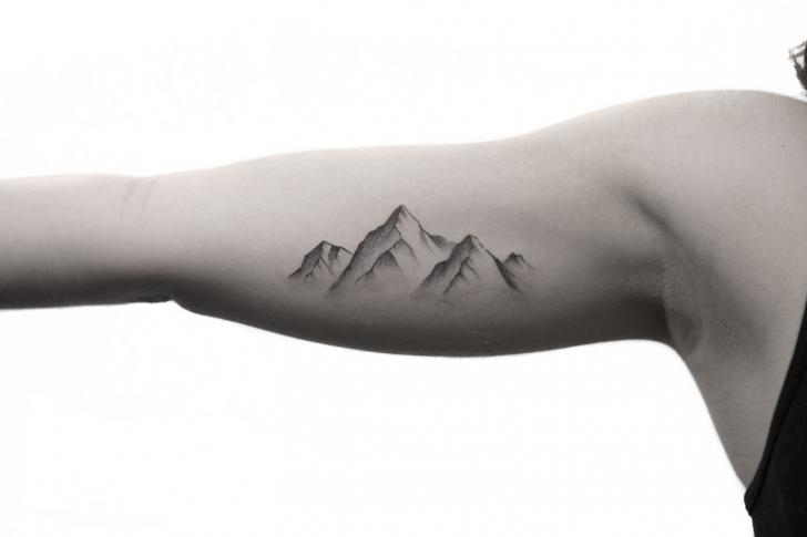 Tatuaggio Braccio Dotwork Montagna di Bang Bang