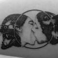 tatuaje Brazo Mujer Beso Perro por Bang Bang