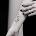 tatouage Bras Lettrage Fonts par Bang Bang