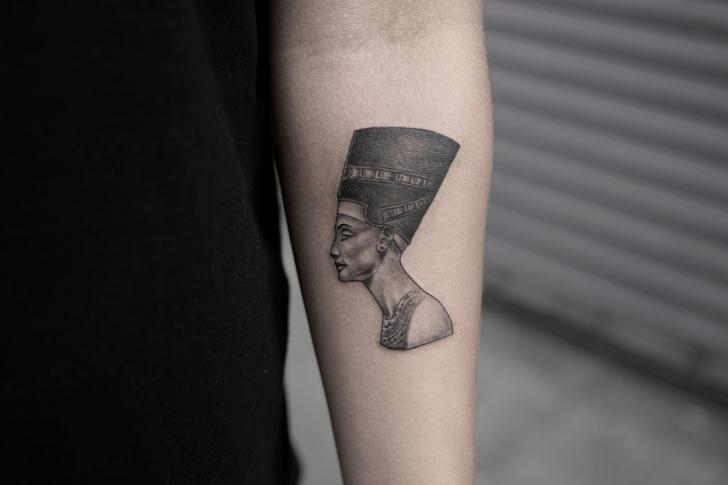 Tatuaggio Braccio Faraone di Bang Bang