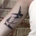 Arm Spatz tattoo von Bang Bang
