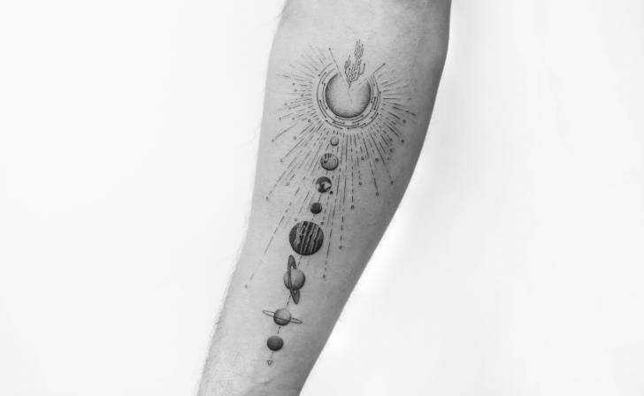 Tatuaje Brazo Sol Planeta por Bang Bang