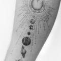 tatuaje Brazo Sol planeta por Bang Bang