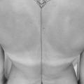 Rücken Linien Schale tattoo von Bang Bang
