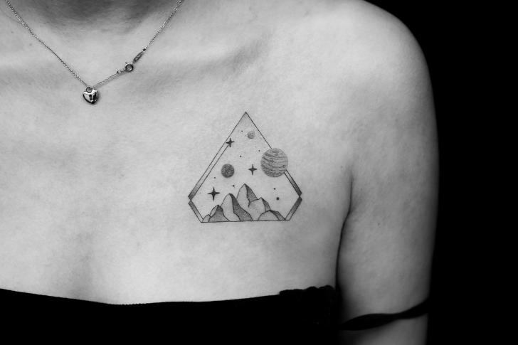 Brust Berg Dreieck Tattoo von Bang Bang