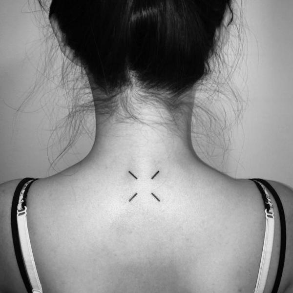 Tatouage Cou Ligne par Digitalism