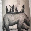 Arm Bären Dotwork Mond tattoo von Logia Barcelona