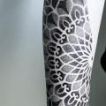tatuaje Brazo Dotwork Geométrico por Logia Barcelona