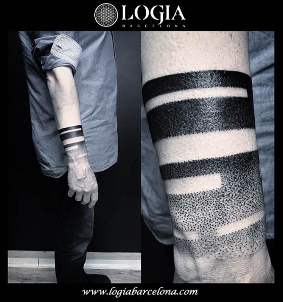 Tatuaggio Braccio Mano Dotwork Illusione Ottica di Logia Barcelona