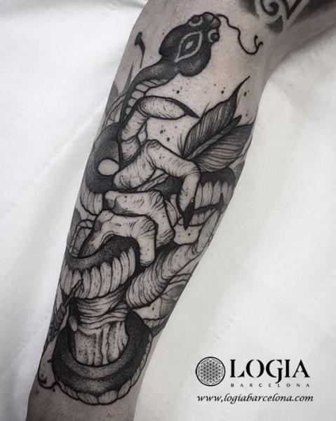 Tatuaggio Braccio Serpente Mano Dotwork di Logia Barcelona