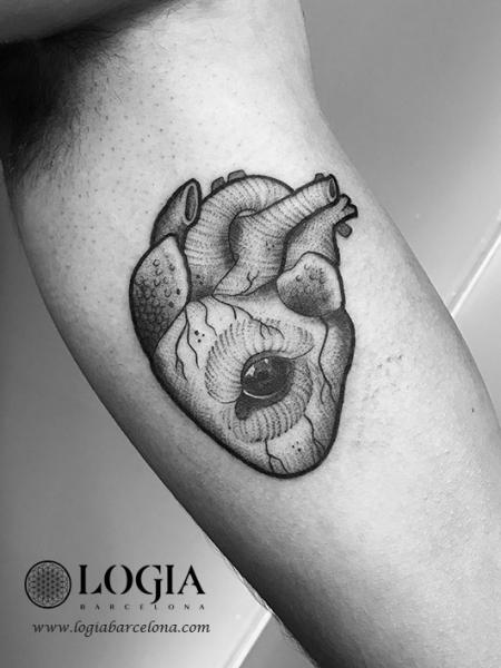 Tatuaggio Braccio Cuore Occhio Dotwork di Logia Barcelona