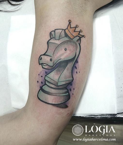 Tatuagem Braço Xadrez Cavalo por Logia Barcelona