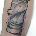 tatouage Bras Échecs Cheval par Logia Barcelona