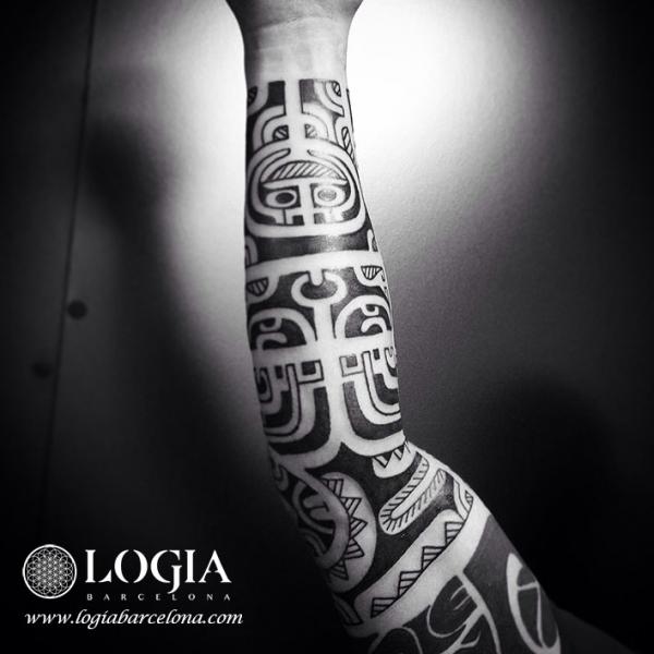 Tatuaggio Braccio Tribali Maori di Logia Barcelona