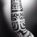 tatouage Bras Tribal Maori par Logia Barcelona