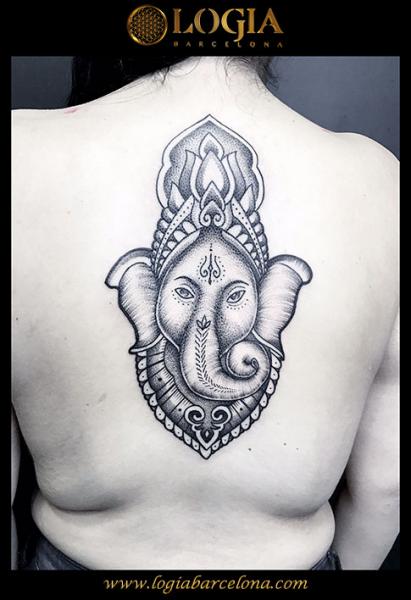 Tatuaggio Schiena Religiosi Dotwork Ganesh di Logia Barcelona
