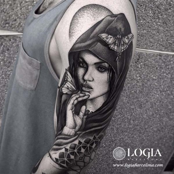 Tatuaje Hombro Brazo Mujer Mariposa Dotwork por Logia Barcelona