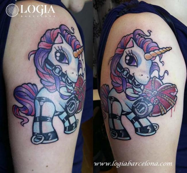 Tatouage Épaule Personnage Unicorne par Logia Barcelona