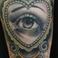 tatuaggio Braccio Cuore Occhio di Kings Avenue Tattoo