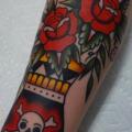 Arm Blumen Totenkopf tattoo von Kings Avenue Tattoo