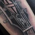 tatuaje Brazo Guitarra Gibson por Kings Avenue Tattoo