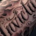 tatuaje Brazo Letras por Kings Avenue Tattoo