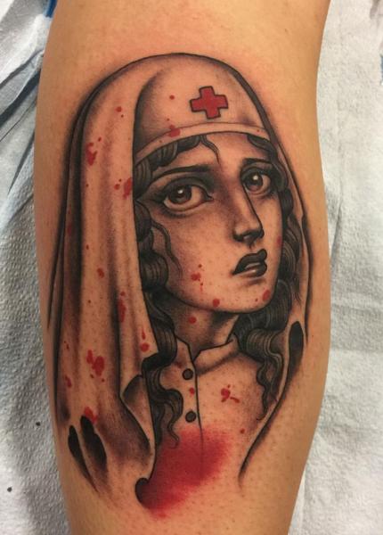 Tatuaje Brazo Enfermera Sangre por Kings Avenue Tattoo