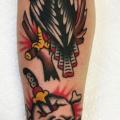 tatouage Bras Old School Crâne Aigle par Kings Avenue Tattoo