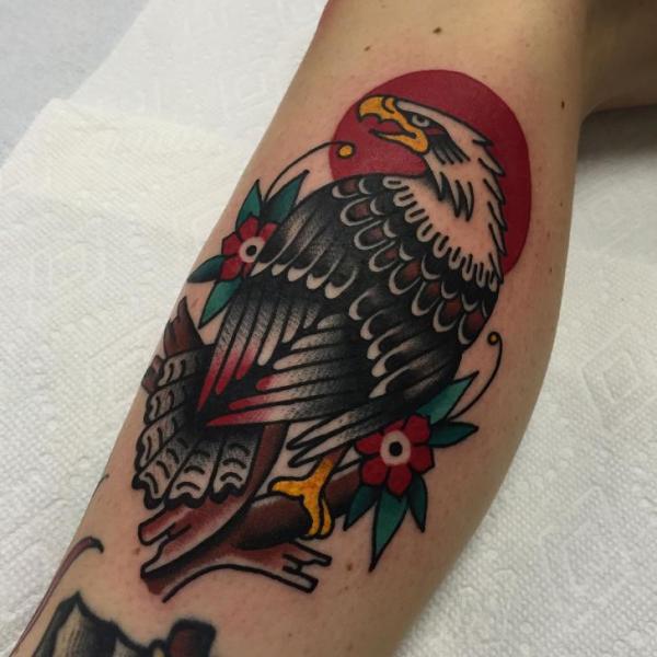 Tatuaje Brazo Old School Águila por Kings Avenue Tattoo