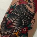 tatuaje Brazo Old School Águila por Kings Avenue Tattoo