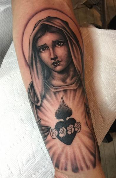 Tatuaje Brazo Religioso Madre María por Kings Avenue Tattoo