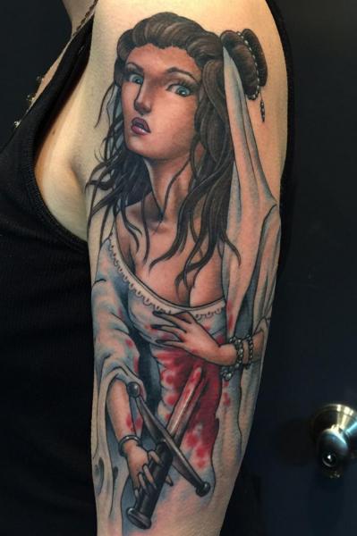 Tatuaje Brazo Espada Mujer por Kings Avenue Tattoo