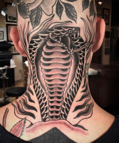 Schlangen Kopf Nacken Tattoo von Kings Avenue Tattoo