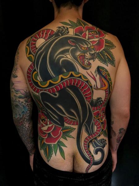 Tatuaje Serpiente Old School Espalda Pantera por Kings Avenue Tattoo