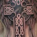 tatouage Épaule Ailes Croix Celtiques par Kings Avenue Tattoo