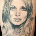 Porträt Oberschenkel Frau tattoo von Kings Avenue Tattoo