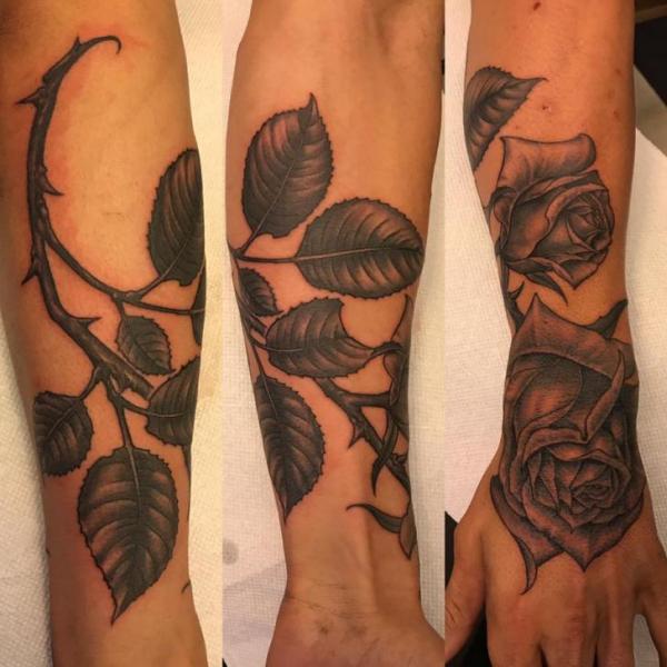 Arm Blumen Rose Tattoo von Good Kind Tattoo