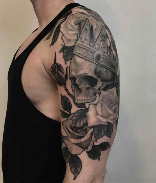 Schulter Arm Blumen Totenkopf Krone Tattoo von Good Kind Tattoo