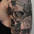 Schulter Arm Blumen Totenkopf Krone tattoo von Good Kind Tattoo