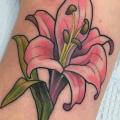 Arm Blumen tattoo von Good Kind Tattoo