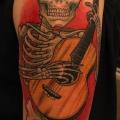 tatuaje Brazo Guitarra Esqueleto por Good Kind Tattoo