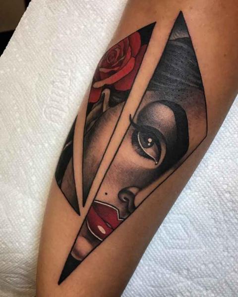 Tatuaje Brazo Rosa Mujer por Good Kind Tattoo