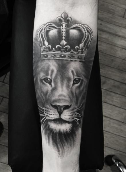 Tatuaje Brazo Realista León Corona por Electric Anvil Tattoo