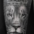 tatuaggio Braccio Realistici Leone Corona di Electric Anvil Tattoo
