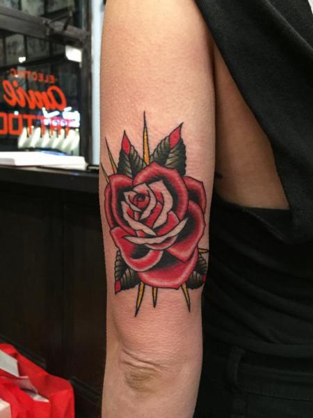 Tatuagem Braço Old School Rosa por Electric Anvil Tattoo