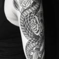 tatuaje Brazo Serpiente Rosa por Electric Anvil Tattoo