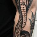 รอยสัก แขน งู โดย Electric Anvil Tattoo
